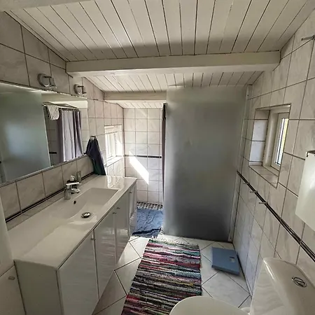 Semesterbostad Ljust Sommarhus Bara 300 Meter Från Vattnet *