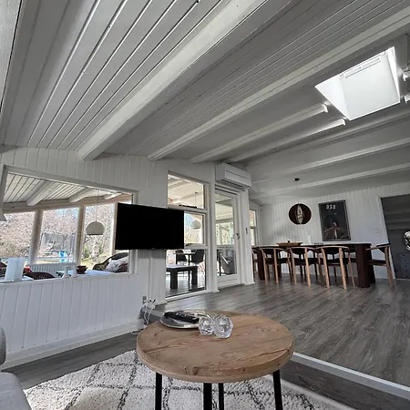 Bright Summer House Only 300 M From The Water 펜션 Tjørneholm