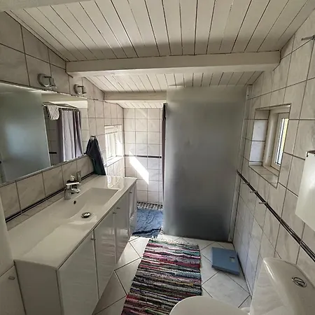 펜션 Bright Summer House Only 300 M From The Water