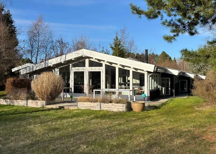 Дом отдыха Bright Summer House Only 300 M From The Water